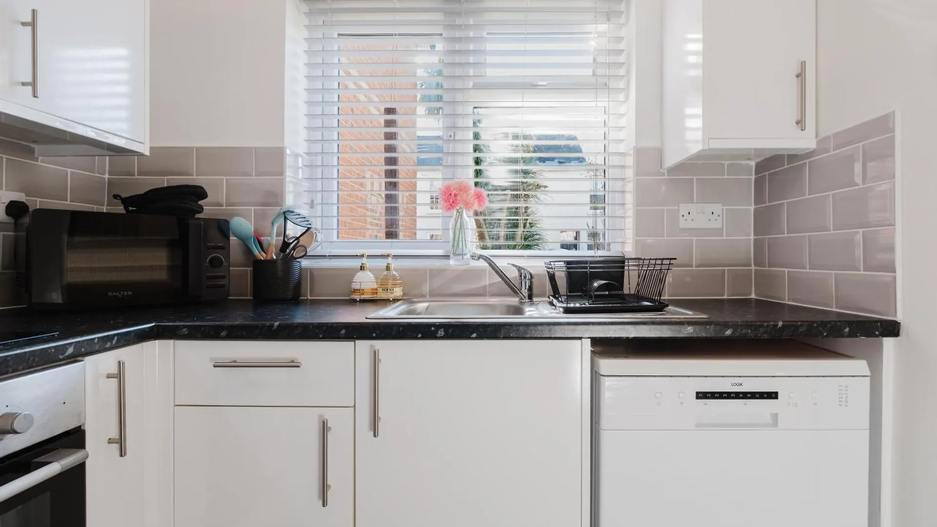 Corner House - Bright 2 Bed In Cheltenham Beckhampton