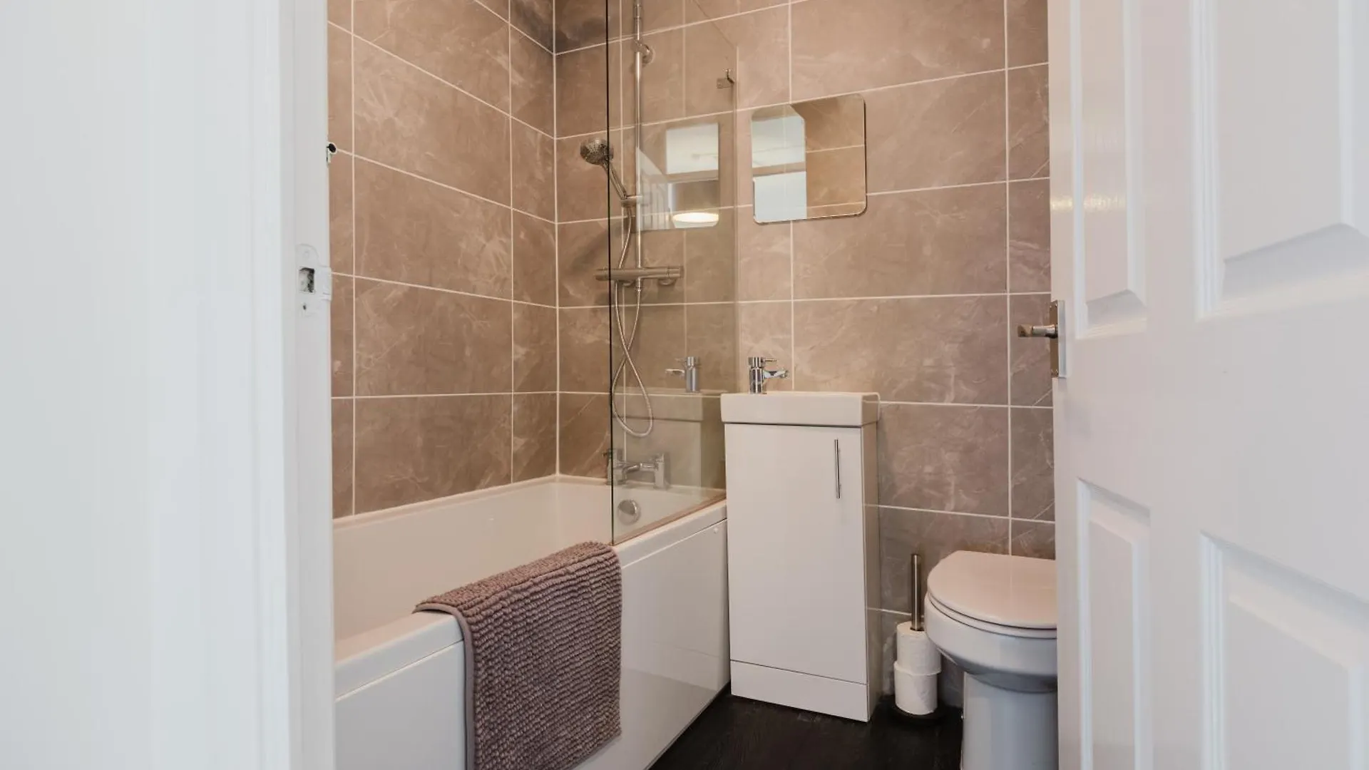 Corner House - Bright 2 Bed In Cheltenham Beckhampton Apartment