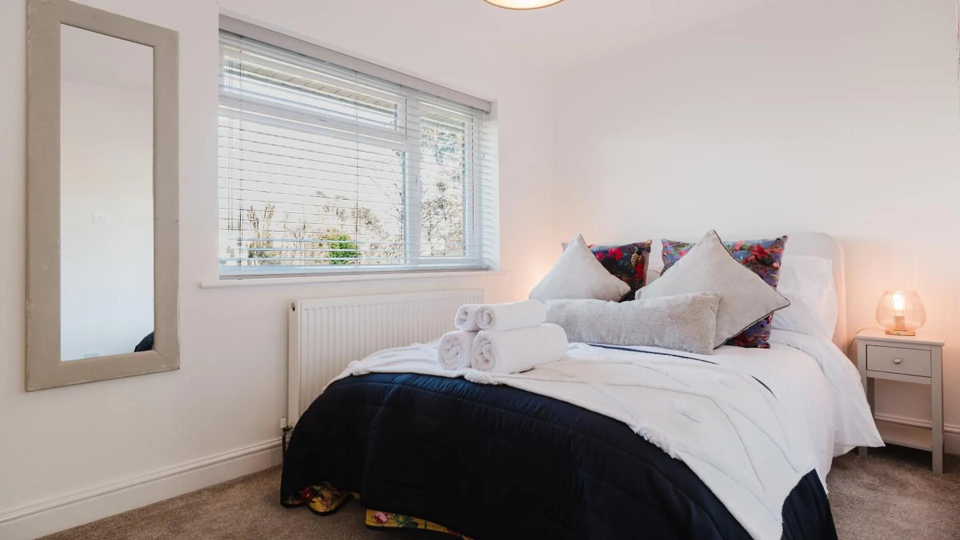 Apartment Corner House - Bright 2 Bed In Cheltenham Beckhampton United Kingdom