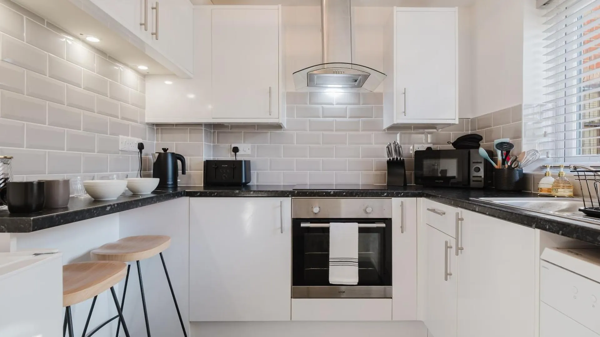 Corner House - Bright 2 Bed In Cheltenham Beckhampton Apartment