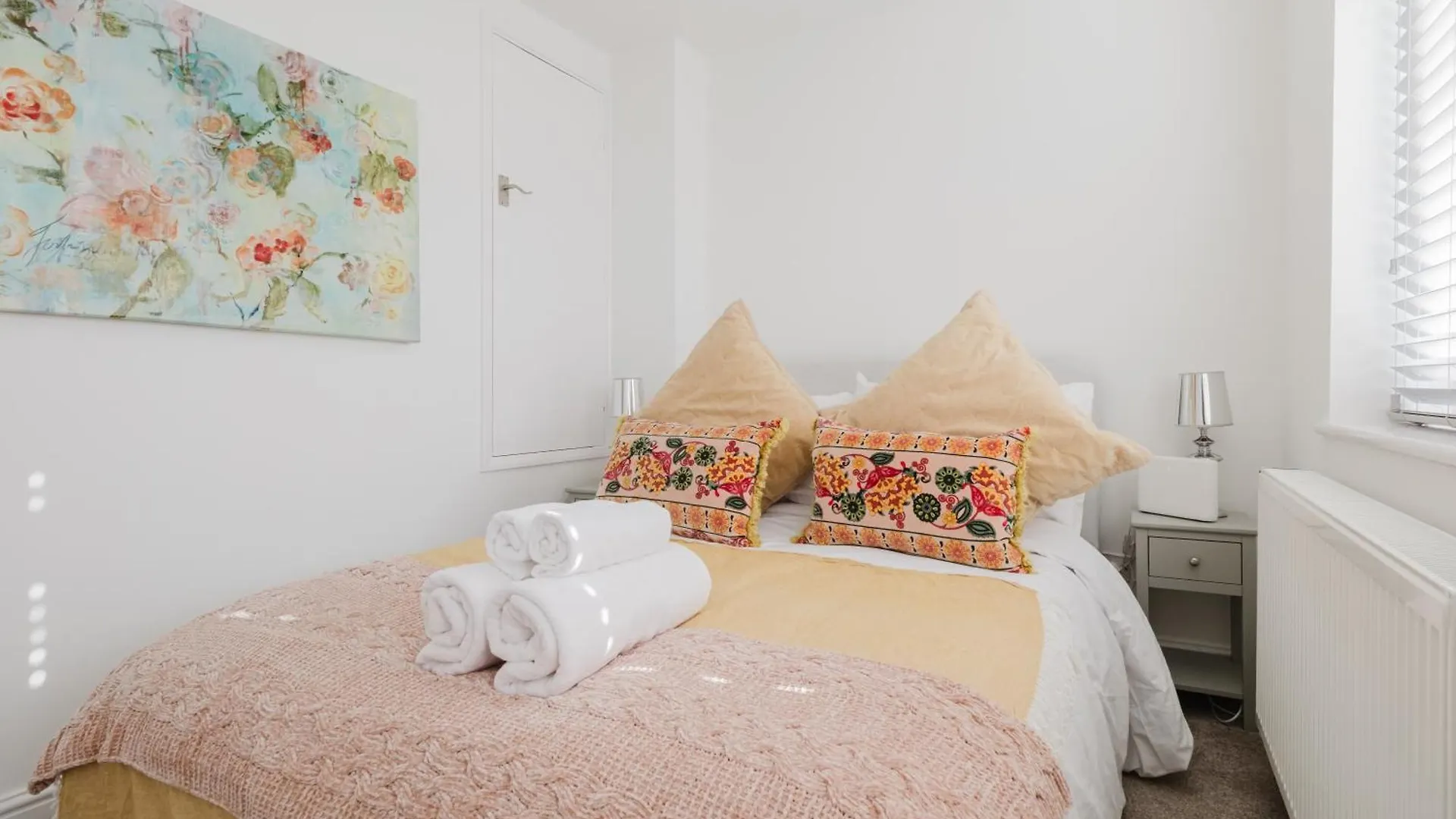 Apartment Corner House - Bright 2 Bed In Cheltenham Beckhampton