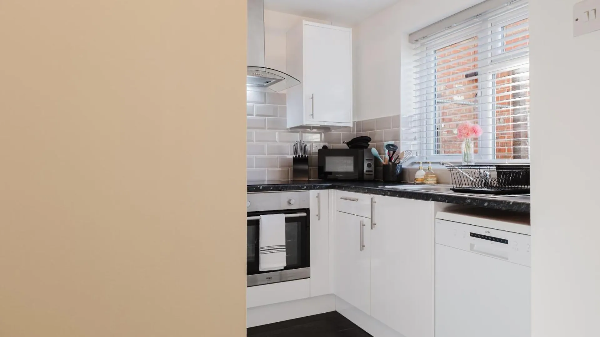 Corner House - Bright 2 Bed In Cheltenham Beckhampton Apartment