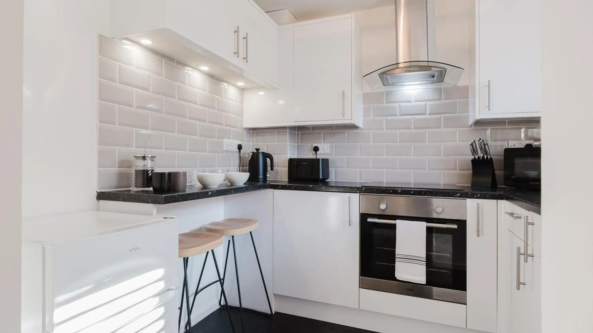 Apartment Corner House - Bright 2 Bed In Cheltenham Beckhampton