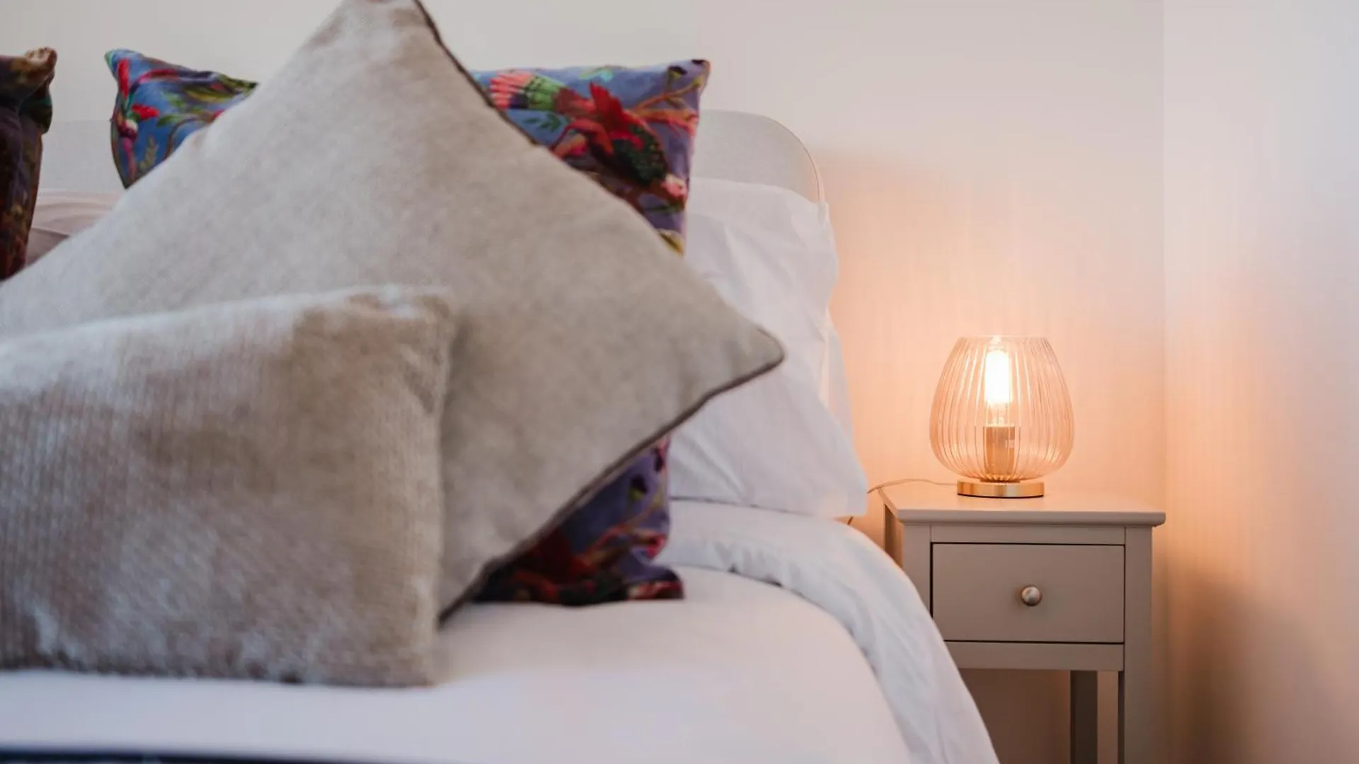 Apartment Corner House - Bright 2 Bed In Cheltenham Beckhampton
